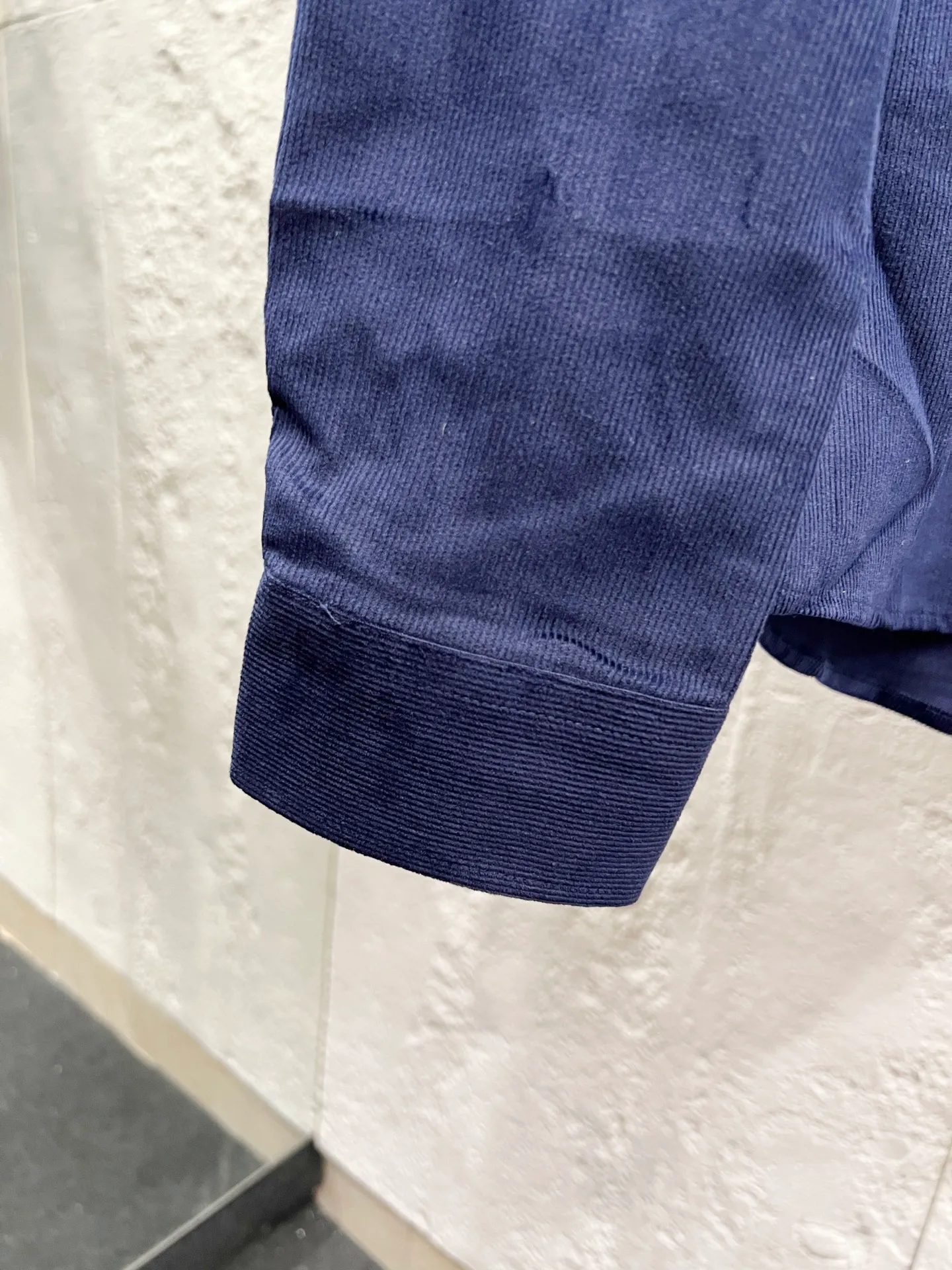 P230 Style number: T60 pure cotton corduroy shirt, black, navy, white, khaki, four colors Size: M (110-125 pounds) L (125-140 pounds) XL (140-155 pounds) 2XL (155-170 pounds) Color: Navy blue